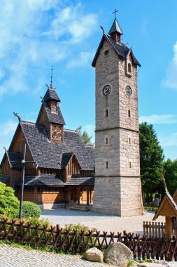 Karpacz Polonya - 8 Ağustos 2024: Wang Kilisesi 12. yüzyıldan kalma eşsiz bir İskandinav tapınağı. Yapı 1842 yılında Polonya 'ya geldi..