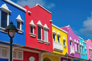 Kralendijk kasabasının tipik renkli evleri. Bonaire, Karayip Hollanda