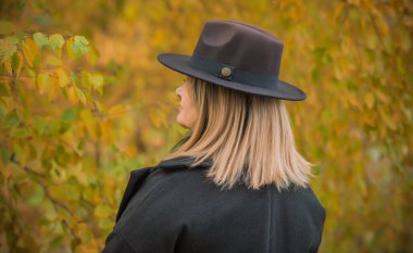 Artı, Avrupalı ya da Amerikalı yetişkin bir kadın parkta, hayatın tadını çıkarıyor, yürüyor. İnsanların hayatı XI boyutunda, mutlu, güzel, güzel bir kadın. Aşırı kilolu kavramı