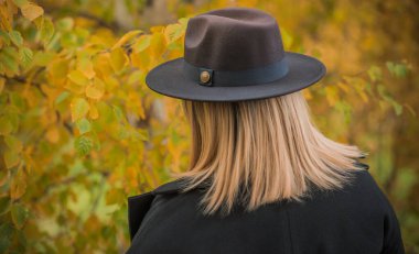 Artı, Avrupalı ya da Amerikalı yetişkin bir kadın parkta, hayatın tadını çıkarıyor, yürüyor. İnsanların hayatı XI boyutunda, mutlu, güzel, güzel bir kadın. Aşırı kilolu kavramı