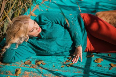 Artı Avrupalı ya da Amerikalı güzel sarışın kadın, hayatın tadını çıkar. İnsanların hayatı XI boyutunda, mutlu, güzel, güzel bir kadın. Aşırı kilolu kavramı