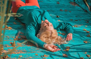 Artı Avrupalı ya da Amerikalı güzel sarışın kadın, hayatın tadını çıkar. İnsanların hayatı XI boyutunda, mutlu, güzel, güzel bir kadın. Aşırı kilolu kavramı