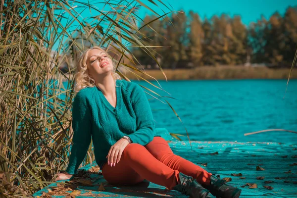 Storlek Europeiska Eller Amerikanska Vackra Blonda Kvinna Naturen Njuta Livet — Stockfoto