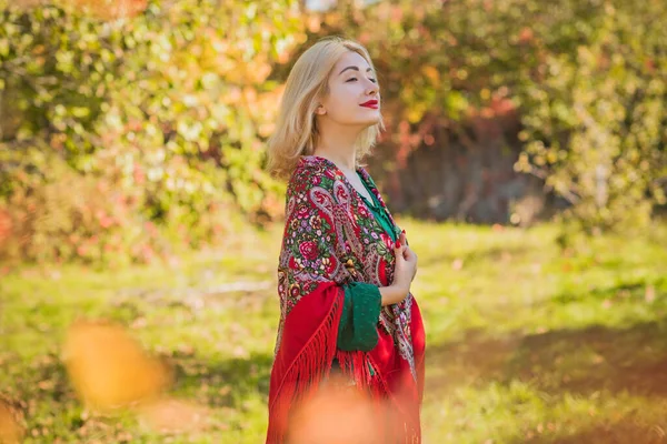 Mujer Eslava Bufanda Bordada Étnica Con Flecos Patrón Flores Concepto —  Fotos de Stock