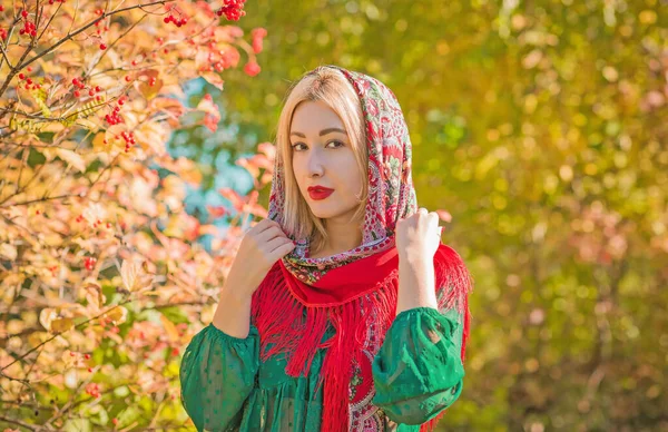 Славянская Женщина Этническом Вышитом Шарфе Бахромой Цветочный Узор Концепция Красоты — стоковое фото