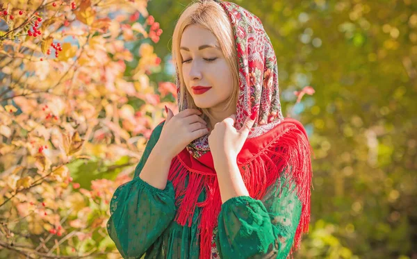 Mujer Eslava Bufanda Bordada Étnica Con Flecos Patrón Flores Concepto —  Fotos de Stock