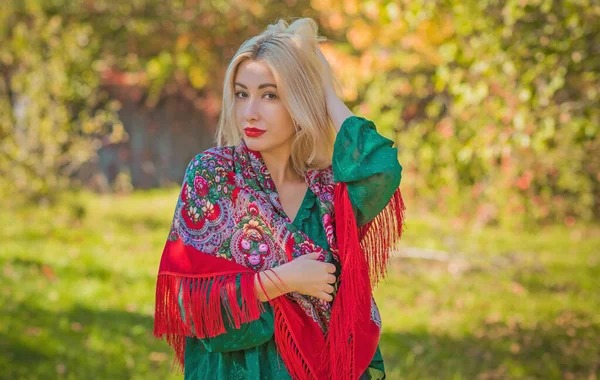 フリンジと民族刺繍スカーフでスラブの女性 花のパターンの美しさの概念スラブ人 Bohoスタイル — ストック写真