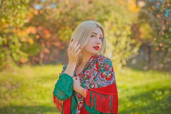 Etnik Işlemeli Atkı Işlemeli Slav Kadın Çiçek Desenli Güzellik Anlayışı — Stok fotoğraf