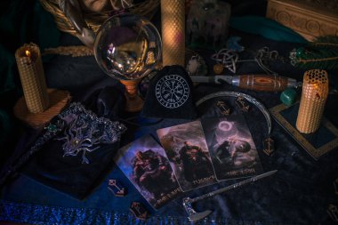 Kehanet kavramı, tarot kartları ve İskandinav büyüsü. Avrupa, Ukrayna. Kiev 29 Ekim: İllüstrasyon Editörü 