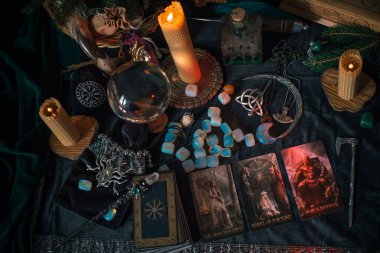 Kehanet kavramı, tarot kartları ve İskandinav büyüsü. Avrupa, Ukrayna. Kiev 29 Ekim: İllüstrasyon Editörü 
