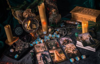 Kehanet kavramı, tarot kartları ve İskandinav büyüsü. Avrupa, Ukrayna. Kiev 29 Ekim: İllüstrasyon Editörü 