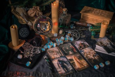 Kehanet kavramı, tarot kartları ve İskandinav büyüsü. Avrupa, Ukrayna. Kiev 29 Ekim: İllüstrasyon Editörü 