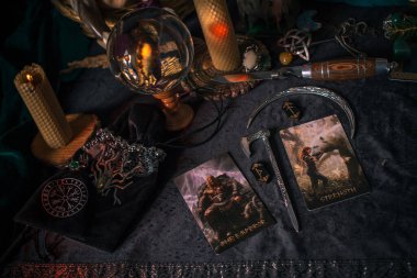 Kehanet kavramı, tarot kartları ve İskandinav büyüsü. Avrupa, Ukrayna. Kiev 29 Ekim: İllüstrasyon Editörü 