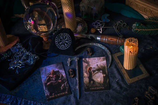 占いの概念 タロットカードと北欧の魔法の予測 ヨーロッパ ウクライナ キエフ10月29日 イラスト編集 — ストック写真