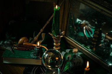 Sihirli şeylerin tasviri... mum ışığı, büyü kitabı, sihirli atmosfer, büyücülük okulu, yeşil estetik, Cadılar Bayramı zamanı