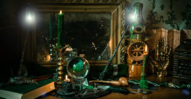 Sihirli şeylerin tasviri... mum ışığı, büyü kitabı, sihirli atmosfer, büyücülük okulu, yeşil estetik, Cadılar Bayramı zamanı