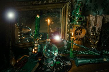 Sihirli şeylerin tasviri... mum ışığı, büyü kitabı, sihirli atmosfer, büyücülük okulu, yeşil estetik, Cadılar Bayramı zamanı