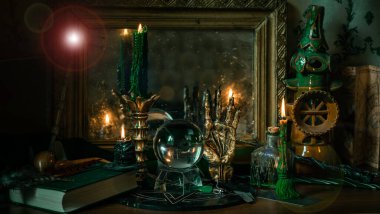 Sihirli şeylerin tasviri... mum ışığı, büyü kitabı, sihirli atmosfer, büyücülük okulu, yeşil estetik, Cadılar Bayramı zamanı