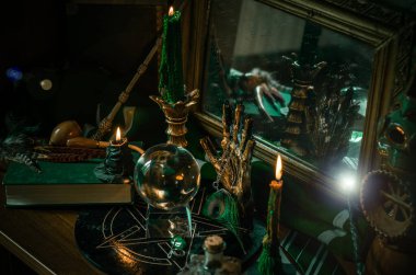Sihirli şeylerin tasviri... mum ışığı, büyü kitabı, sihirli atmosfer, büyücülük okulu, yeşil estetik, Cadılar Bayramı zamanı