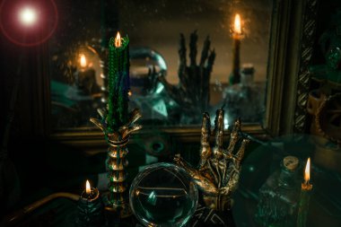 Sihirli şeylerin tasviri... mum ışığı, büyü kitabı, sihirli atmosfer, büyücülük okulu, yeşil estetik, Cadılar Bayramı zamanı