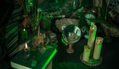 Sihirli şeylerin tasviri... mum ışığı, büyü kitabı, sihirli atmosfer, büyücülük okulu, yeşil estetik, Cadılar Bayramı zamanı