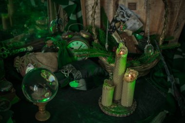 Sihirli şeylerin tasviri... mum ışığı, büyü kitabı, sihirli atmosfer, büyücülük okulu, yeşil estetik, Cadılar Bayramı zamanı