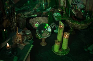 Sihirli şeylerin tasviri... mum ışığı, büyü kitabı, sihirli atmosfer, büyücülük okulu, yeşil estetik, Cadılar Bayramı zamanı