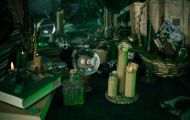 Sihirli şeylerin tasviri... mum ışığı, büyü kitabı, sihirli atmosfer, büyücülük okulu, yeşil estetik, Cadılar Bayramı zamanı