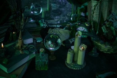 Sihirli şeylerin tasviri... mum ışığı, büyü kitabı, sihirli atmosfer, büyücülük okulu, yeşil estetik, Cadılar Bayramı zamanı