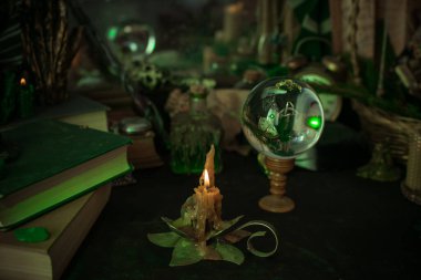 Sihirli şeylerin tasviri... mum ışığı, büyü kitabı, sihirli atmosfer, büyücülük okulu, yeşil estetik, Cadılar Bayramı zamanı