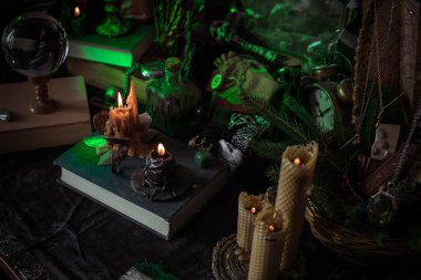 Sihirli şeylerin tasviri... mum ışığı, büyü kitabı, sihirli atmosfer, büyücülük okulu, yeşil estetik, Cadılar Bayramı zamanı