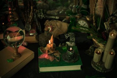 Sihirli şeylerin tasviri... mum ışığı, büyü kitabı, sihirli atmosfer, büyücülük okulu, yeşil estetik, Cadılar Bayramı zamanı