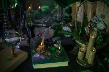 Sihirli şeylerin tasviri... mum ışığı, büyü kitabı, sihirli atmosfer, büyücülük okulu, yeşil estetik, Cadılar Bayramı zamanı