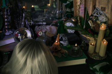 Sihirli şeylerin tasviri... mum ışığı, büyü kitabı, sihirli atmosfer, büyücülük okulu, yeşil estetik, Cadılar Bayramı zamanı