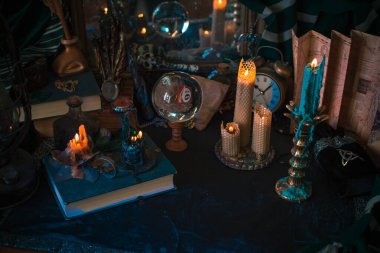 Sihirli şeylerin tasviri... mum ışığı, büyü kitabı, sihirli atmosfer, büyücülük okulu, yeşil estetik, Cadılar Bayramı zamanı