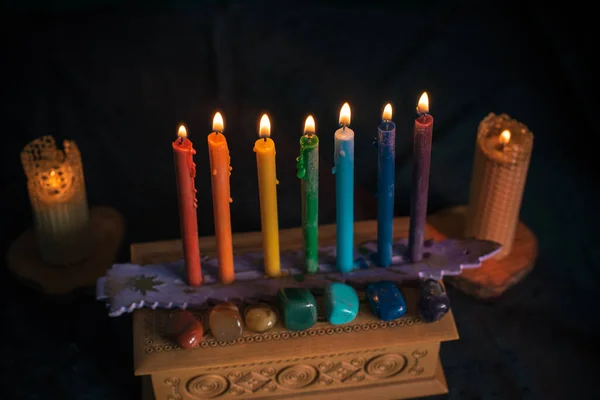 用蜡烛 邪恶魔法 新世界 替代疗法进行能量疗法 灵气疗法或脉轮仪式 — 图库照片
