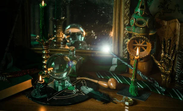 魔法のようなもののイラスト キャンドルライト 呪文の本 魔法の雰囲気 ウィザードの学校 緑の美学 ハロウィーンの時間 — ストック写真