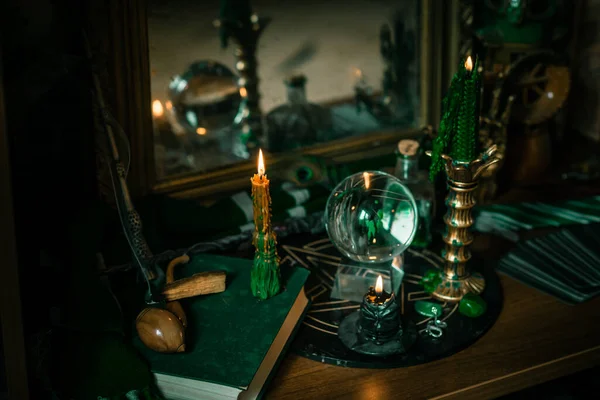 Sihirli Şeylerin Tasviri Mum Işığı Büyü Kitabı Sihirli Atmosfer Büyücülük — Stok fotoğraf