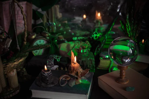 Sihirli Şeylerin Tasviri Mum Işığı Büyü Kitabı Sihirli Atmosfer Büyücülük — Stok fotoğraf