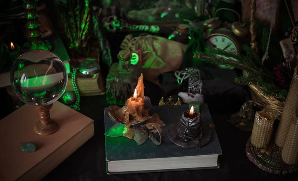 魔法のようなもののイラスト キャンドルライト 呪文の本 魔法の雰囲気 ウィザードの学校 緑の美学 ハロウィーンの時間 — ストック写真