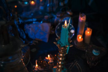 Cadı sunağı. Falcılık kavramı ve kader kehanetleri, mum büyüsü ve cadı unsurları bir masada