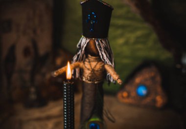 Cadı sunağı. Falcılık kavramı ve kader kehanetleri, mum büyüsü ve cadı unsurları bir masada