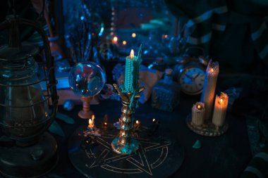 Cadı sunağı. Falcılık kavramı ve kader kehanetleri, mum büyüsü ve cadı unsurları bir masada