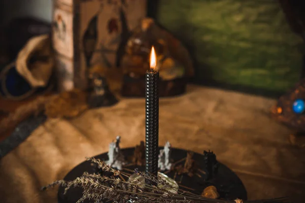 魔女の祭壇 運命の占いや予測の概念 テーブルの上に魔法と氷の要素をキャンドル — ストック写真