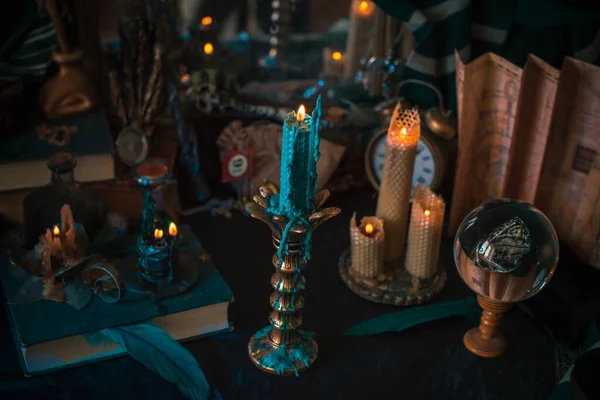 魔女の祭壇 運命の占いや予測の概念 テーブルの上に魔法と氷の要素をキャンドル — ストック写真