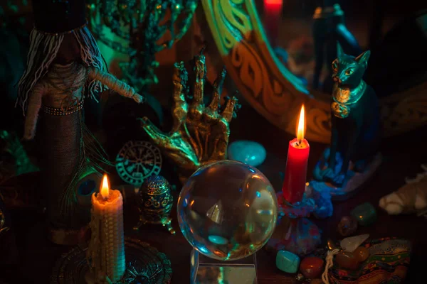 女巫祭坛命运的概念以及对桌上的命运 魔法和邪恶的预测 — 图库照片
