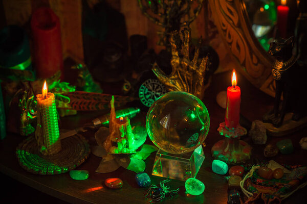 Алтарь ведьм. Концепция гадания и предсказания судьбы, волшебство свечей и викка элементов на столе