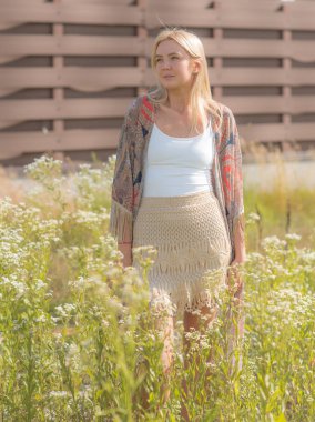 Boho, doğada çingene tarzı. Sarışın kadın açık hava portresi. Kıyafet koleksiyonu 