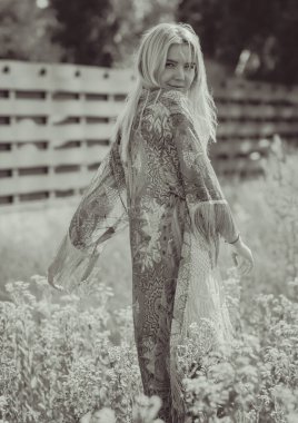 Boho, doğada çingene tarzı. Sarışın kadın açık hava portresi. Kıyafet koleksiyonu 