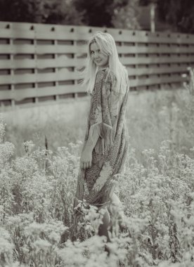 Boho, doğada çingene tarzı. Sarışın kadın açık hava portresi. Kıyafet koleksiyonu 